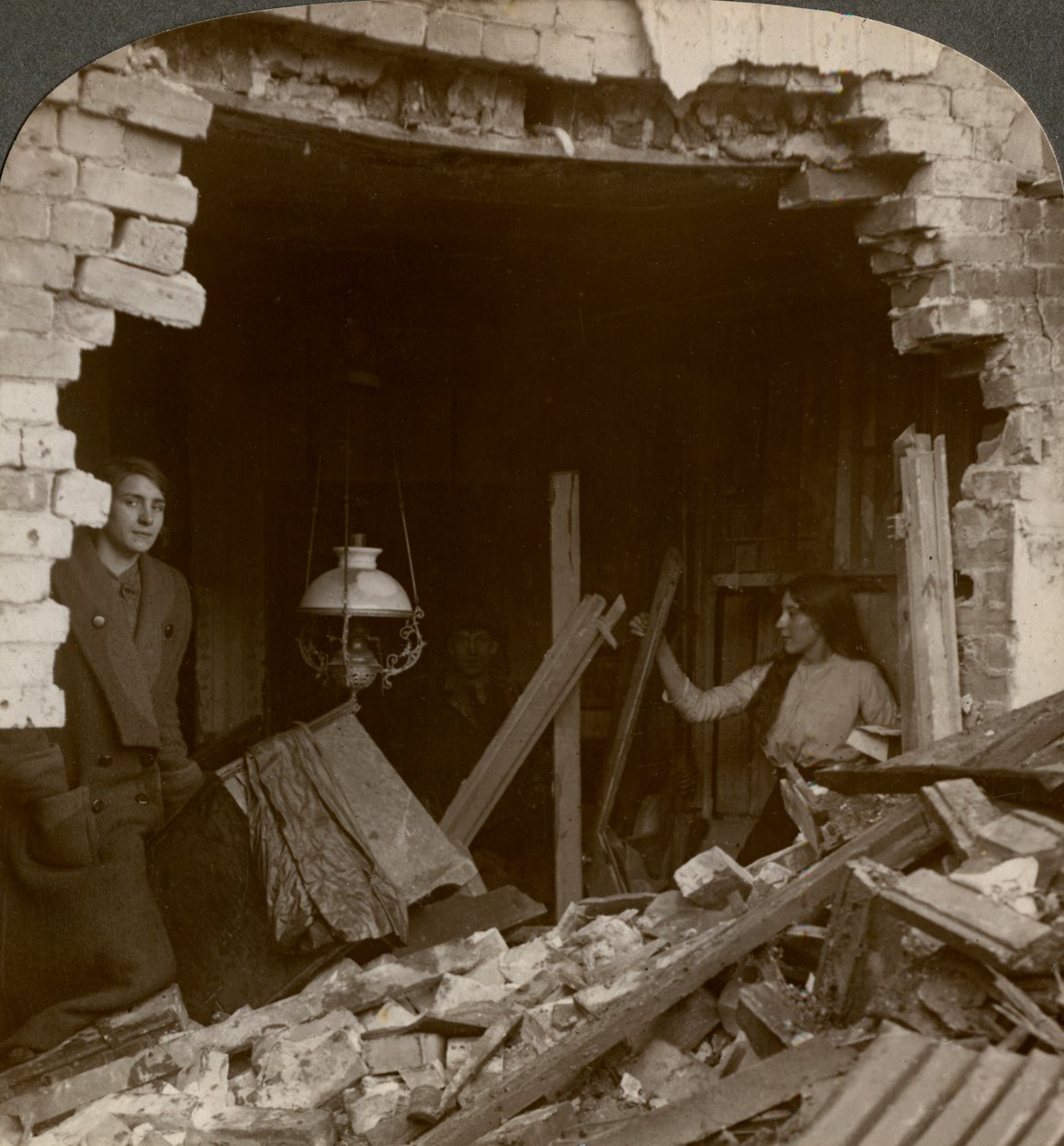 ドイツのツェッペリン爆弾による被害、第一次世界大戦、1914-1918。 作： 現実的な旅行出版社