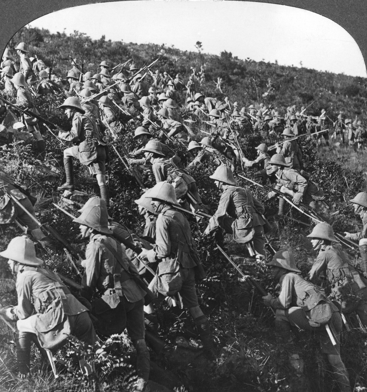 彼らは、トルコのガリポリ、第一次世界大戦、1915年に私たちの軍隊の真のブルドッグラッシュを押します 作： 現実的な旅行出版社