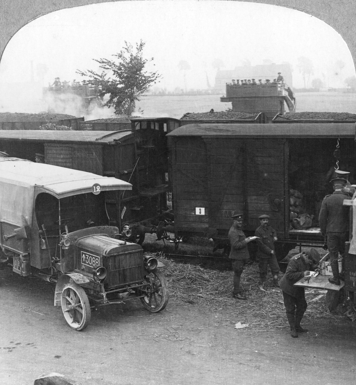 軍隊と補給品は鉄道の頭から発砲線、第一次世界大戦、c1914-c1918に急行します 作： 現実的な旅行出版社