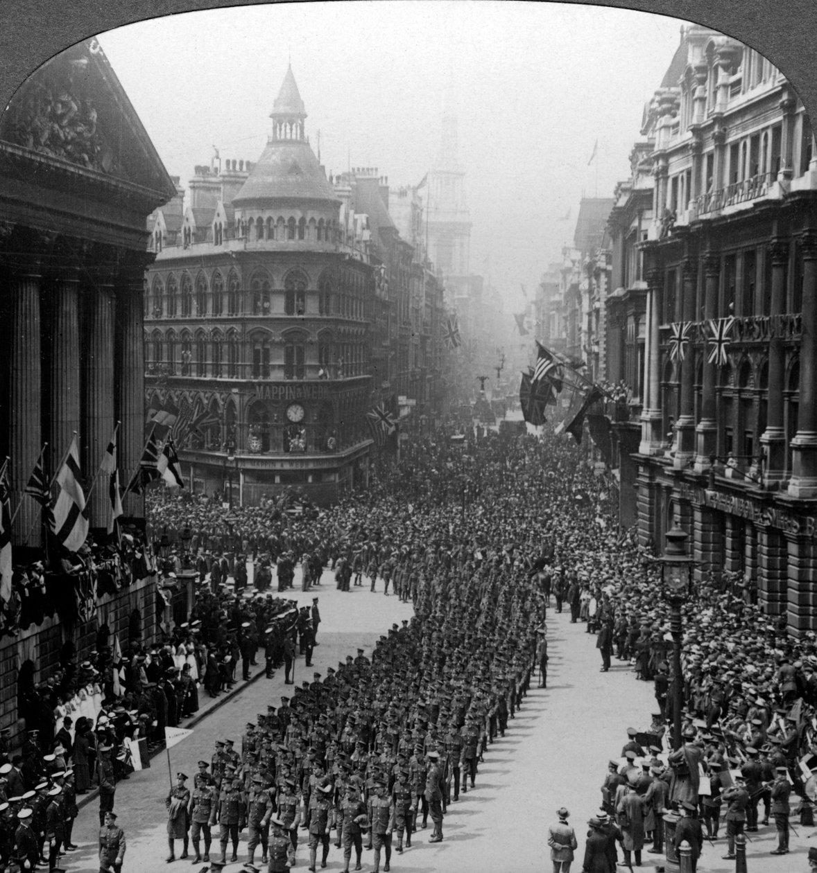 ロンドン市連隊の勝利行進。1918年、市長に敬意を表して。 作： 現実的な旅行出版社