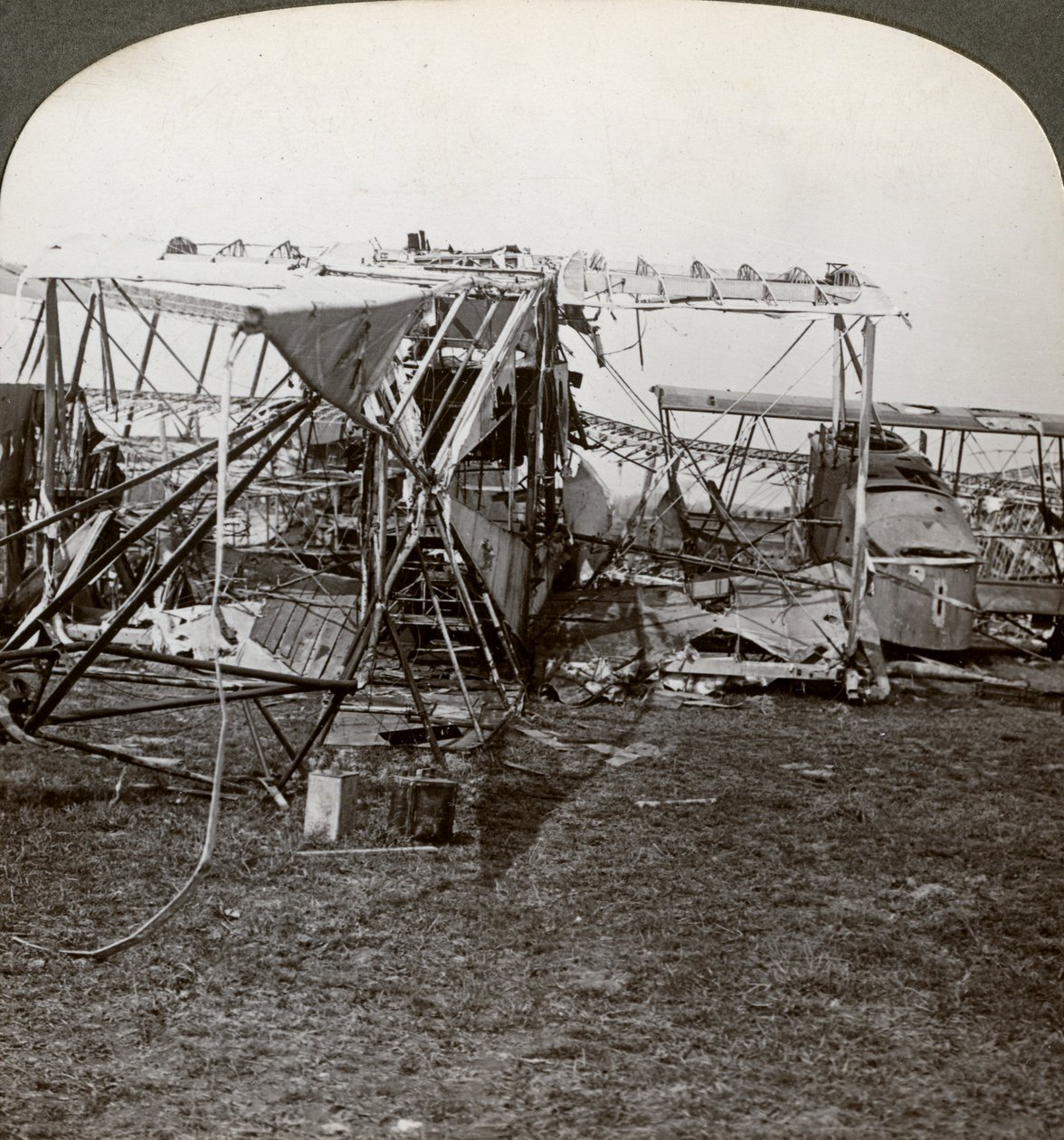 空中防衛、第一次世界大戦、1914-1918を突破しようとしたドイツ爆撃機の残骸。 作： 現実的な旅行出版社