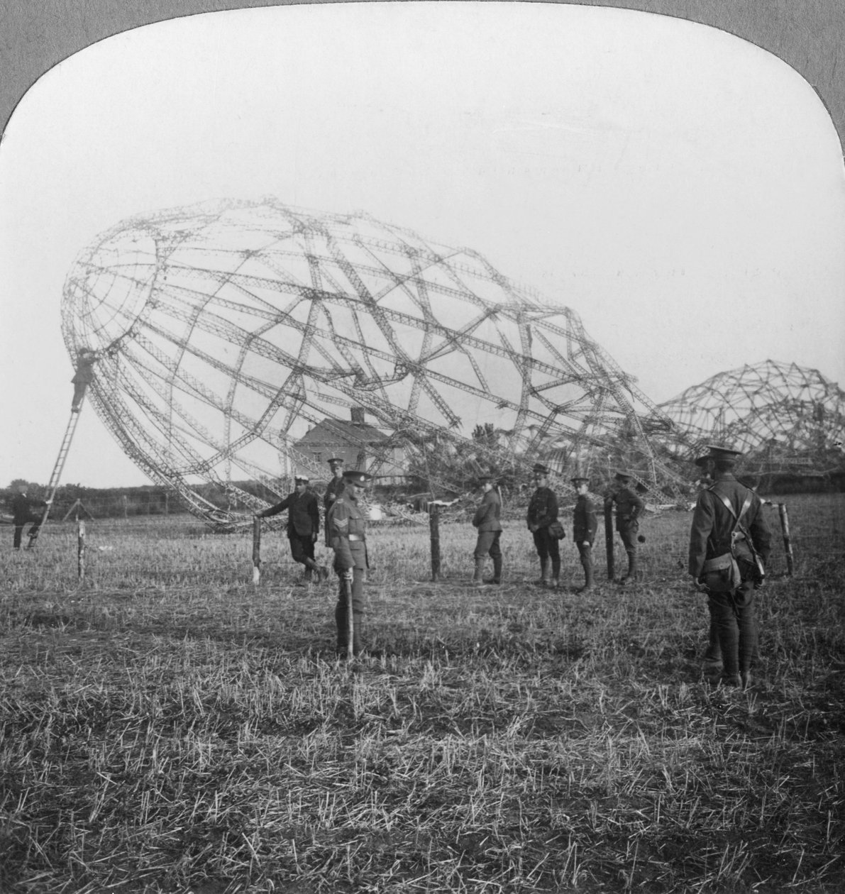 ツェッペリン飛行船、コルチェスター、エセックス、第一次世界大戦、1916年近く 作： 現実的な旅行出版社