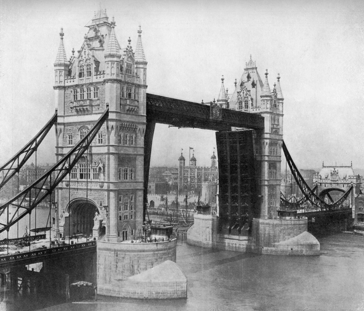 タワーブリッジ、ロンドン、1911年から1912年。 作： ラインホールドティーレ
