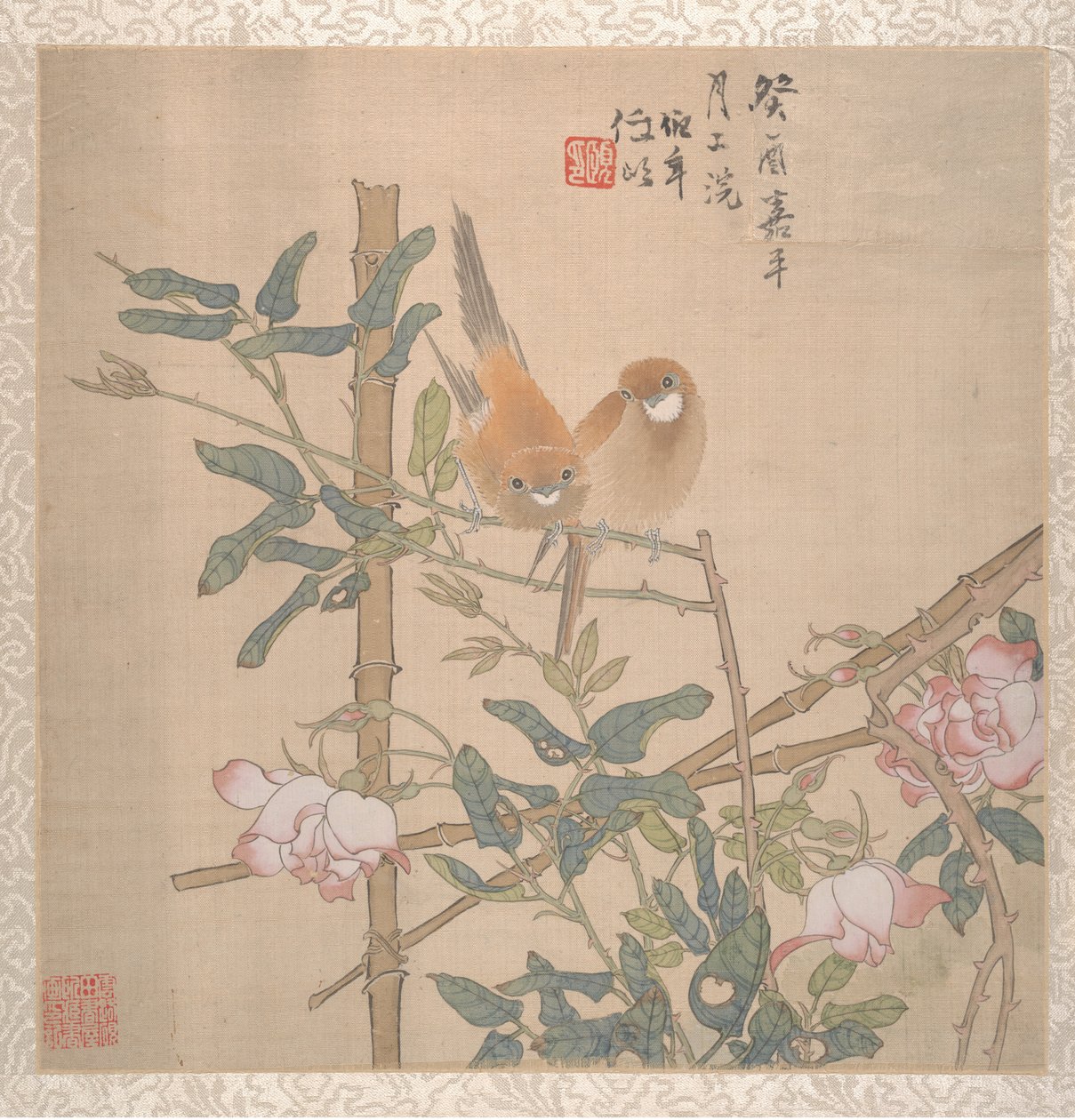 19世紀後半の開花ローズブッシュに腰掛けた2羽の鳥。 作： レン・イー
