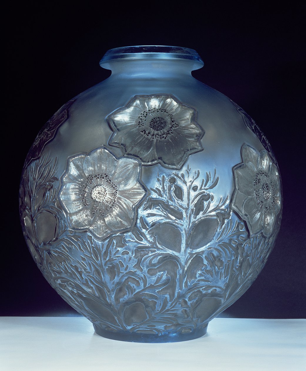 アネモネ花瓶、1913年（淡いブルーとすりガラス） 作： ルネ・ジュール・ラリック