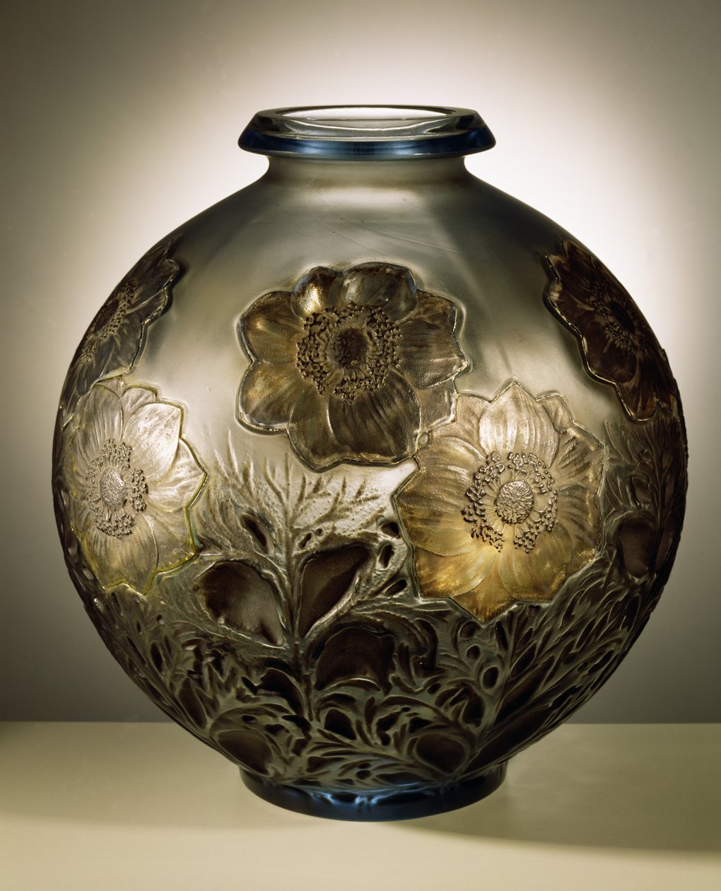 アネモネ花瓶、1913年（淡いブルーとすりガラス） 作： ルネ・ジュール・ラリック