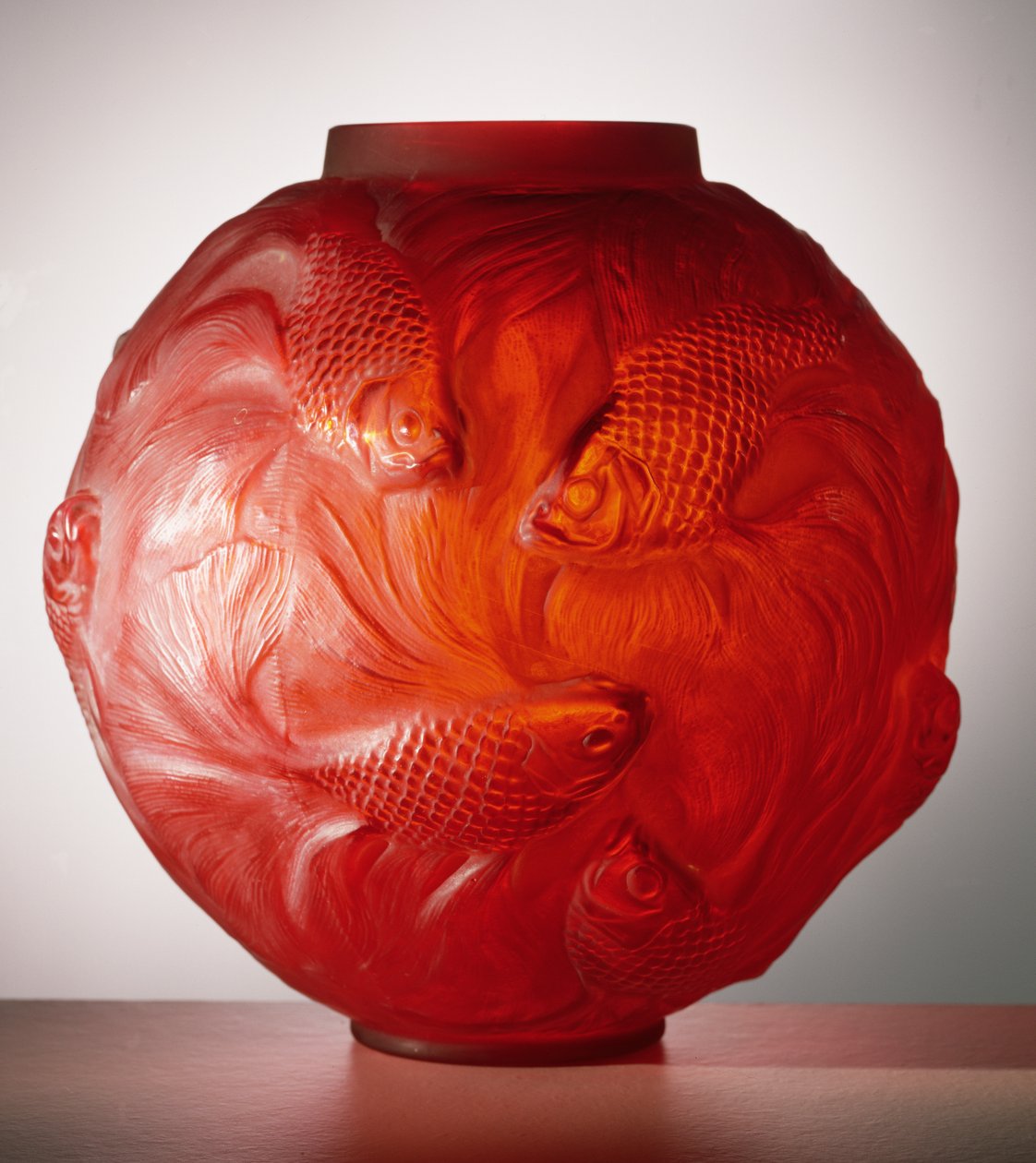 フォルモサ花瓶、1924年（赤い曇りガラス） 作： ルネ・ジュール・ラリック
