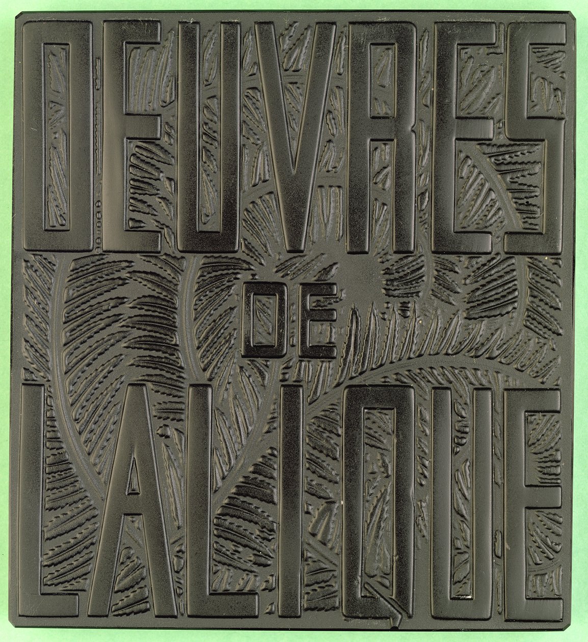 「Oeuvres de Lalique」、刻印入りプラーク（黒いガラス） 作： ルネ・ジュール・ラリック
