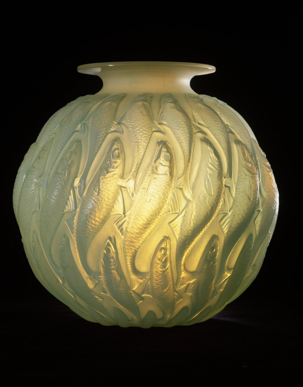 サーモンの花瓶、1928（白い乳白色のガラス） 作： ルネ・ジュール・ラリック