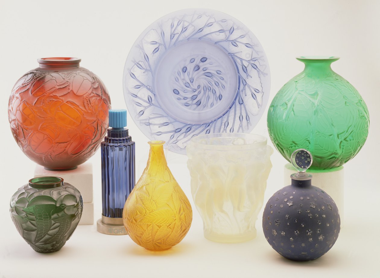 花瓶の選択：「Gros Scarabees」、「Anvers」の青いボウル、「Milan」、「Forest」の緑色の花瓶、「Danaides」、「Sauge」、「Bacchantes」、「Fandandole」の香りのボトル（ガラス） 作： ルネ・ジュール・ラリック