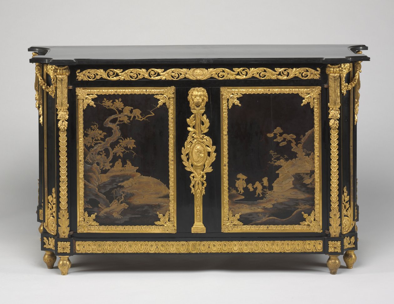 チェスト・オブ・ドロワーズ（コモード） 1765年～1770年頃（黒檀の突板に漆のパネル、金銅のマウント、大理石のトップ 作： ルネ・デュボア