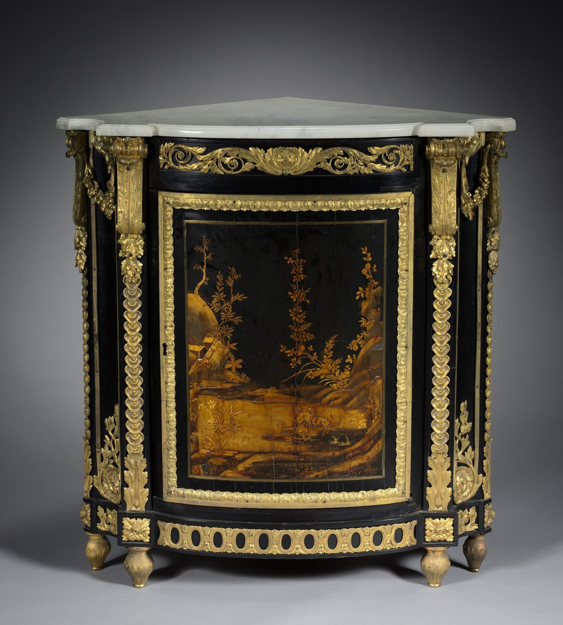 コーナー・キャビネット 1765-1770年頃（黒檀の突板、漆、金銅製のマウント 作： ルネ・デュボア