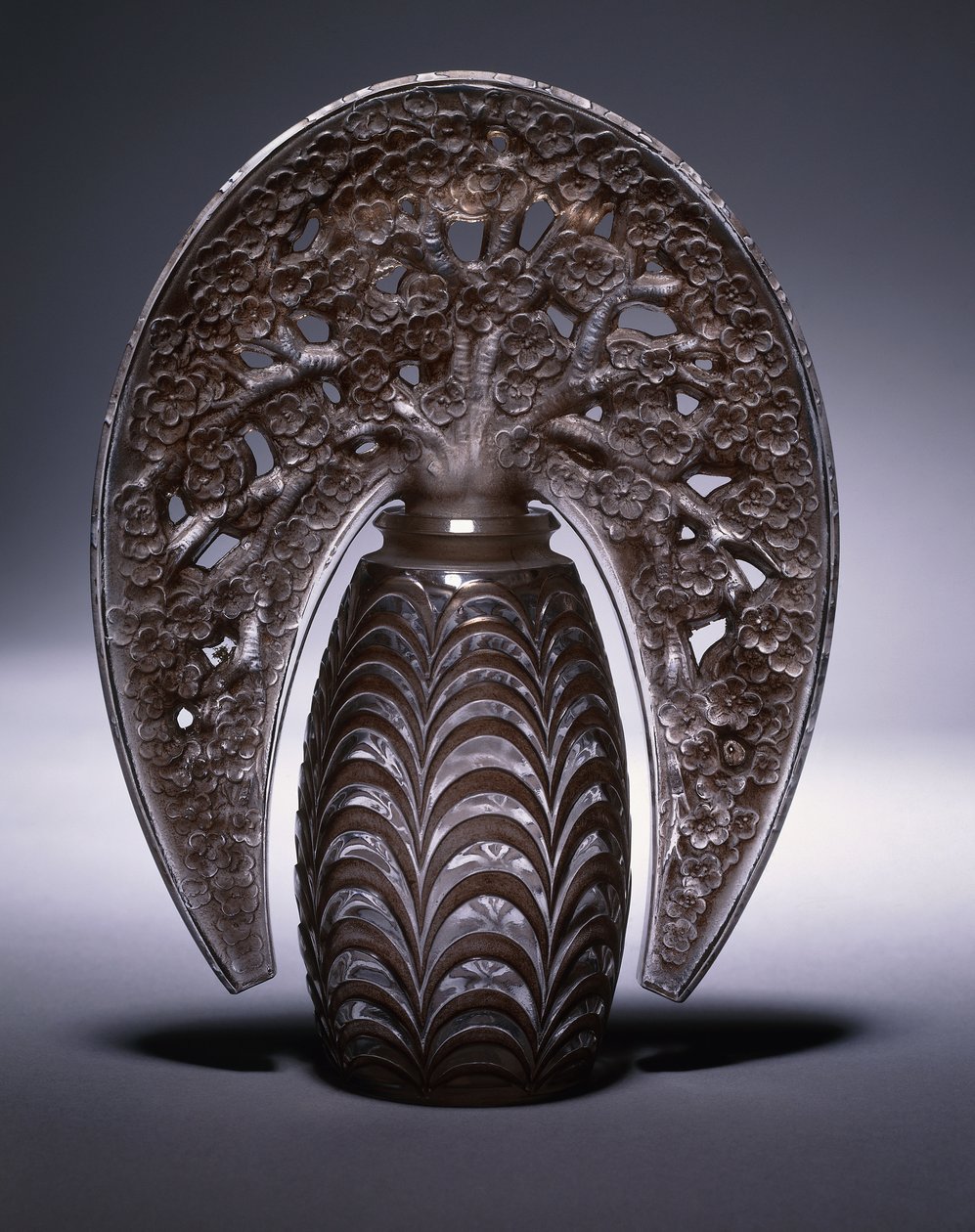 Bouchons Fleurs de Pommiers No.493, c.1919 (クリアとフロストのピンクステンドグラス) 作： ルネ・ジュール・ラリック