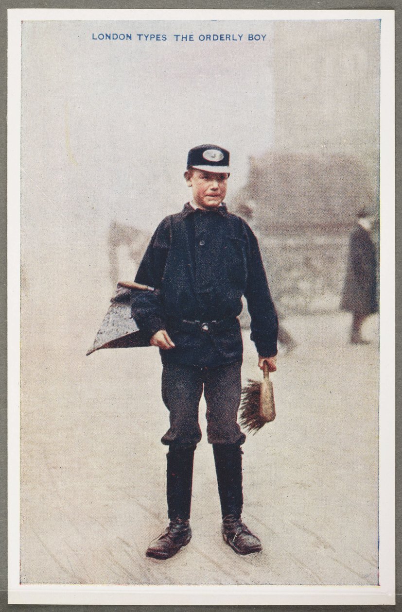 ロンドンのタイプ。The Orderly Boy」, c 1914 ロンドンの街角でフライパンとブラシを持ったストリートクリーナー、Orderly Boyのカラー写真の複製。 作： リチャード（後）パパ