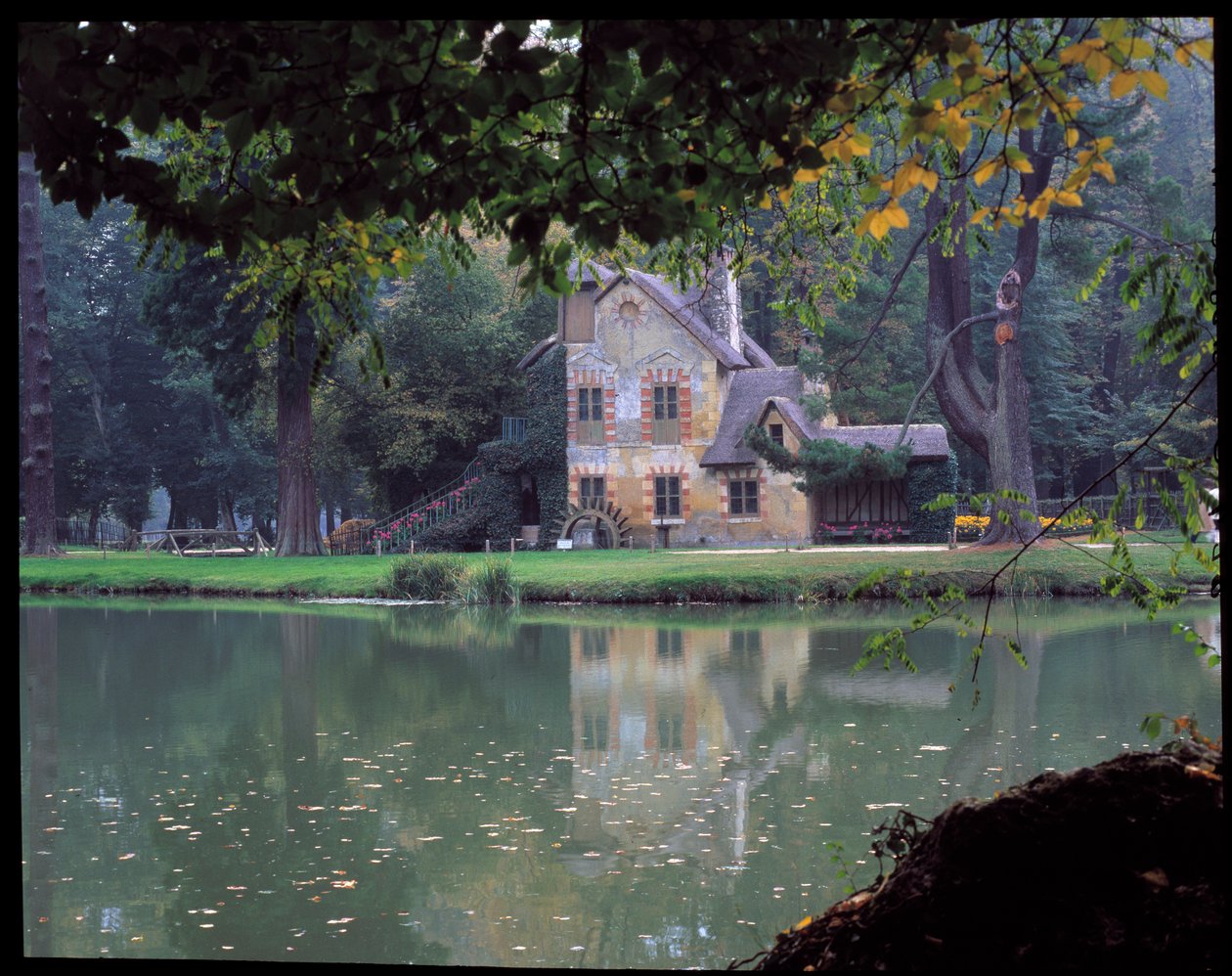 The Hameau de la Reine - The Hameau de la Reineの王妃の家 マリー・アントワネットは、ヴェルサイユ宮殿の公園内にあります。 作： リチャード・ミケ