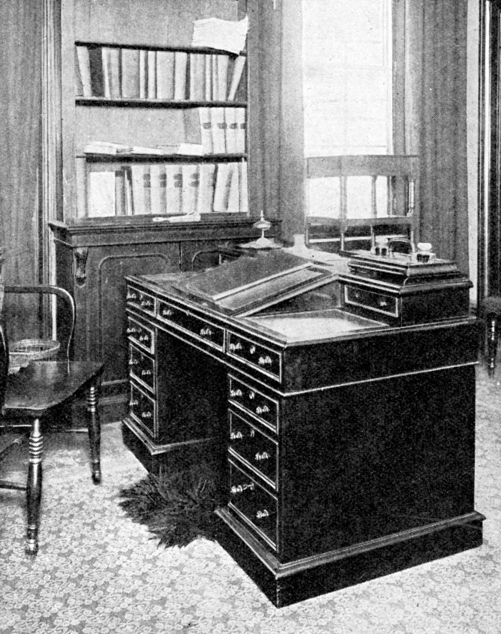 チャールズディケンズの椅子と机。1923年にガズヒルで使用された。 作： リシュギッツコレクション