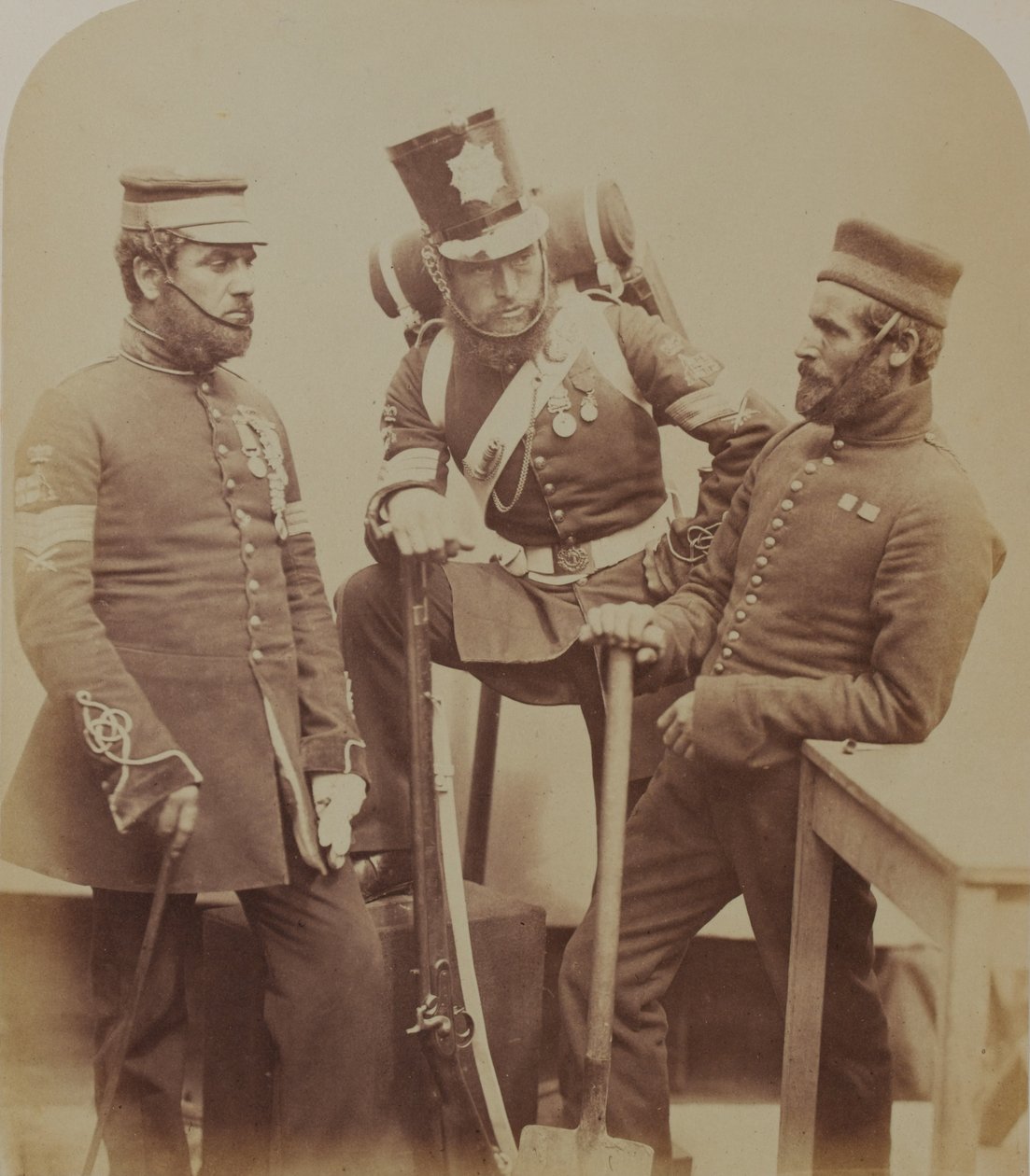 色軍曹J.スタントン、ケスターナイト、W。ブルース、ロイヤルサッパーズアンドマイナーズ、1856年（セピア写真） 作： ロバート・ハウレット