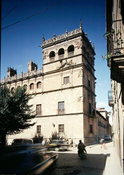 1540年に始まったモンテレー宮殿の塔の眺め 作： フアンとロドリゴギルドホンタノン