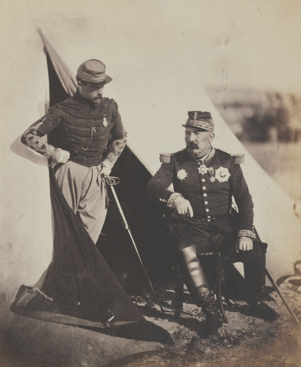 クリミア戦争に関連する52枚の写真のアルバムからのピエールボスケ将軍（1810-61）とダンピエール大尉 作： ロジャー・フェントン