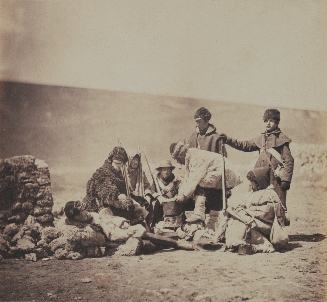 クリミア戦争、1855年に関連した52枚の写真のアルバムからの第47（ランカシャー）連隊のグループ 作： ロジャー・フェントン