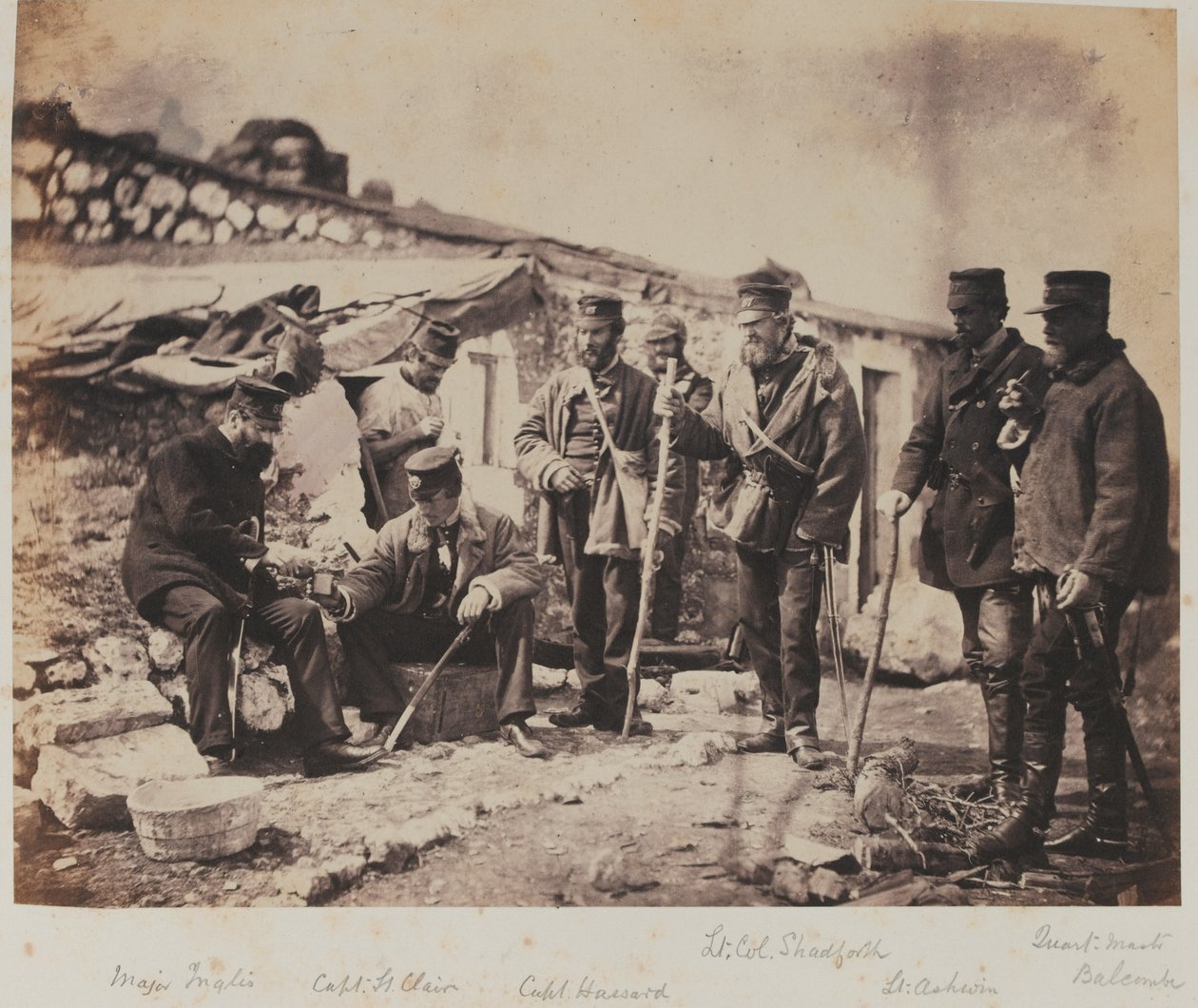 1855年のクリミア戦争に関連する52枚の写真のアルバムからの、中佐大佐Thomas Shadforthと第57（西ミドルセックス）連隊の将校の役員 作： ロジャー・フェントン