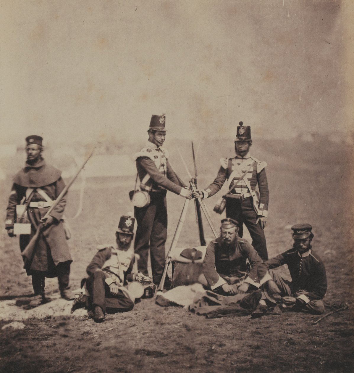 1855年のクリミア戦争に関連する52枚の写真のアルバムからの第3（イーストケント）連隊の足（バフ）の役員と男性 作： ロジャー・フェントン