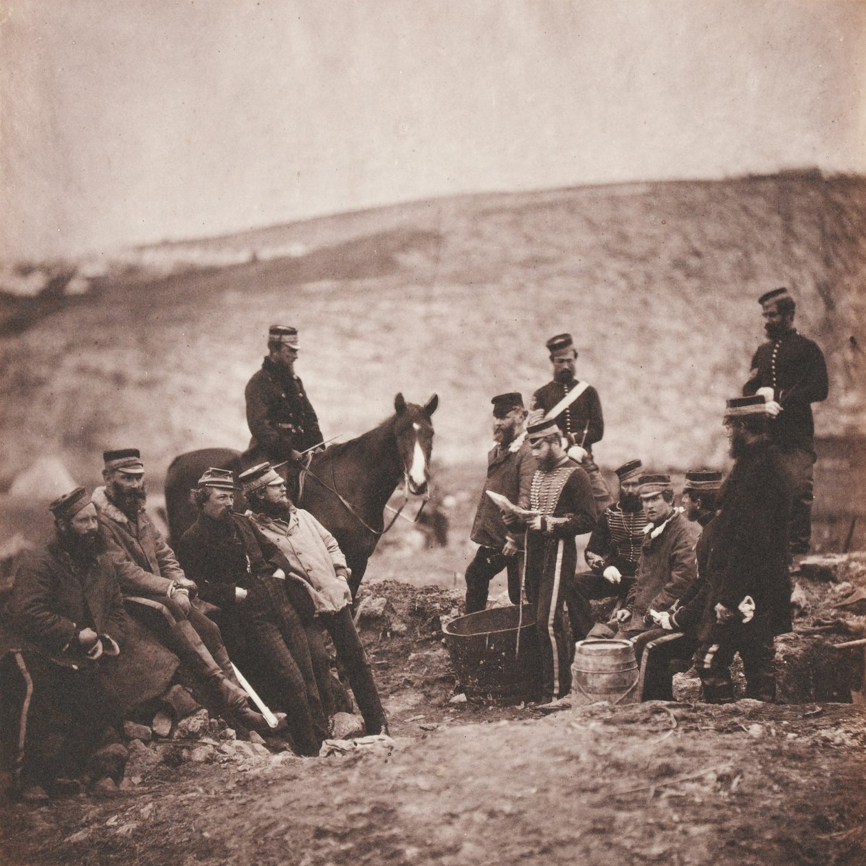 1855年のクリミア戦争に関連する52枚の写真のアルバムからの8人の将校と男性（王の王立アイルランド）Light Dragoons（Hussars） 作： ロジャー・フェントン