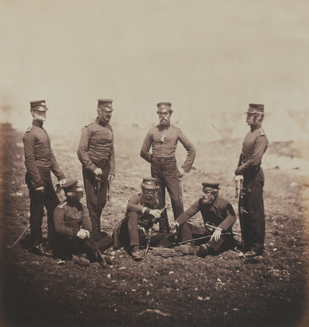 1855年のクリミア戦争に関連する52枚の写真のアルバムからの第68（ダラム）連隊の足（軽歩兵）の役員 作： ロジャー・フェントン