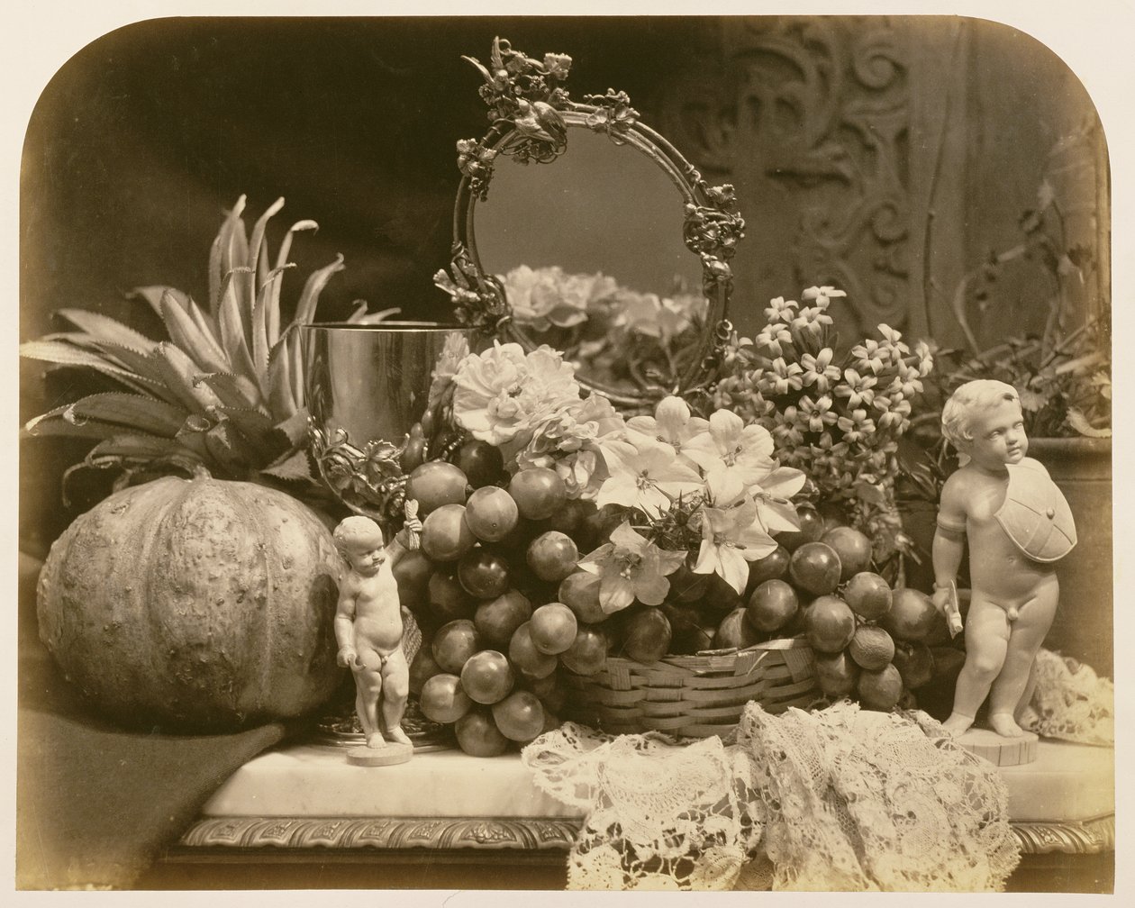 鏡と人形のある果物の静物、1860（セピア写真） 作： ロジャー・フェントン