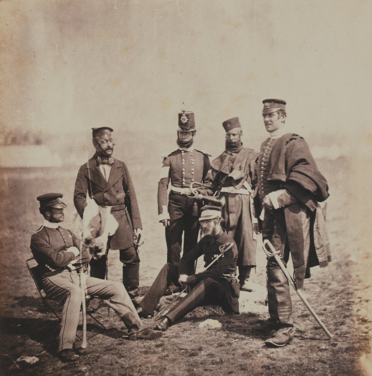 1855年のクリミア戦争に関連する52枚の写真のアルバムからのチャールズトーマスヴァンストラウベンジー准将とバフの将校 作： ロジャー・フェントン
