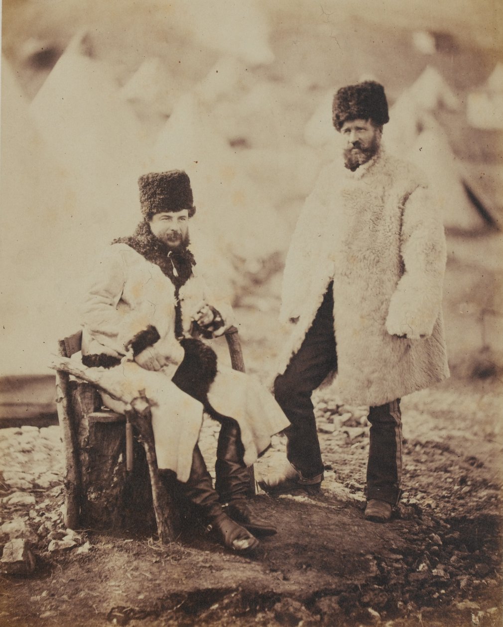 1855年のクリミア戦争に関連した52枚の写真のアルバムからのブラウンキャプテンキャプテン4（女王の所有）冬のドレスの軽竜騎兵と召使いの連隊 作： ロジャー・フェントン