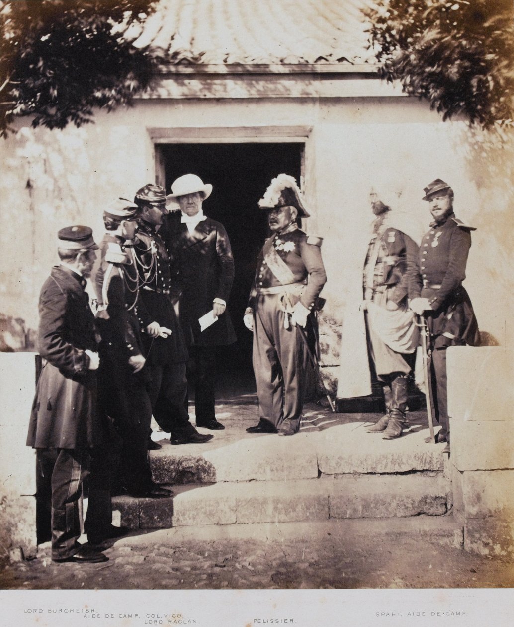 1855年のクリミア戦争に関する52枚の写真のアルバムから、本社のグループ 作： ロジャー・フェントン