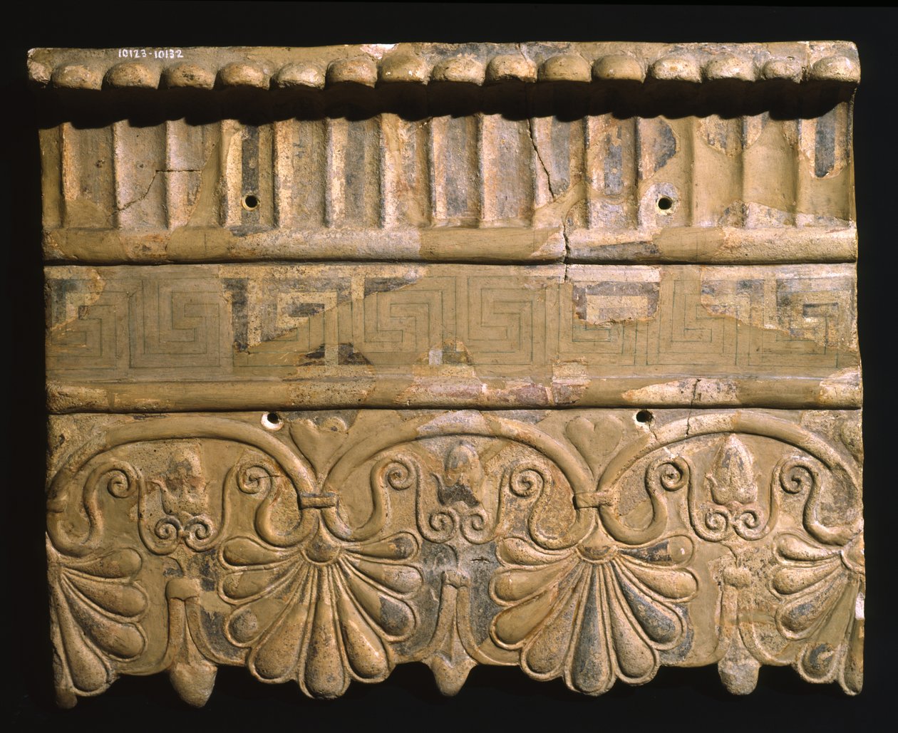 イタリア、ラティウムのサトリクムにあるマトゥタ神殿の寺院のアンテフィックス（テラコッタ） 作： 小説