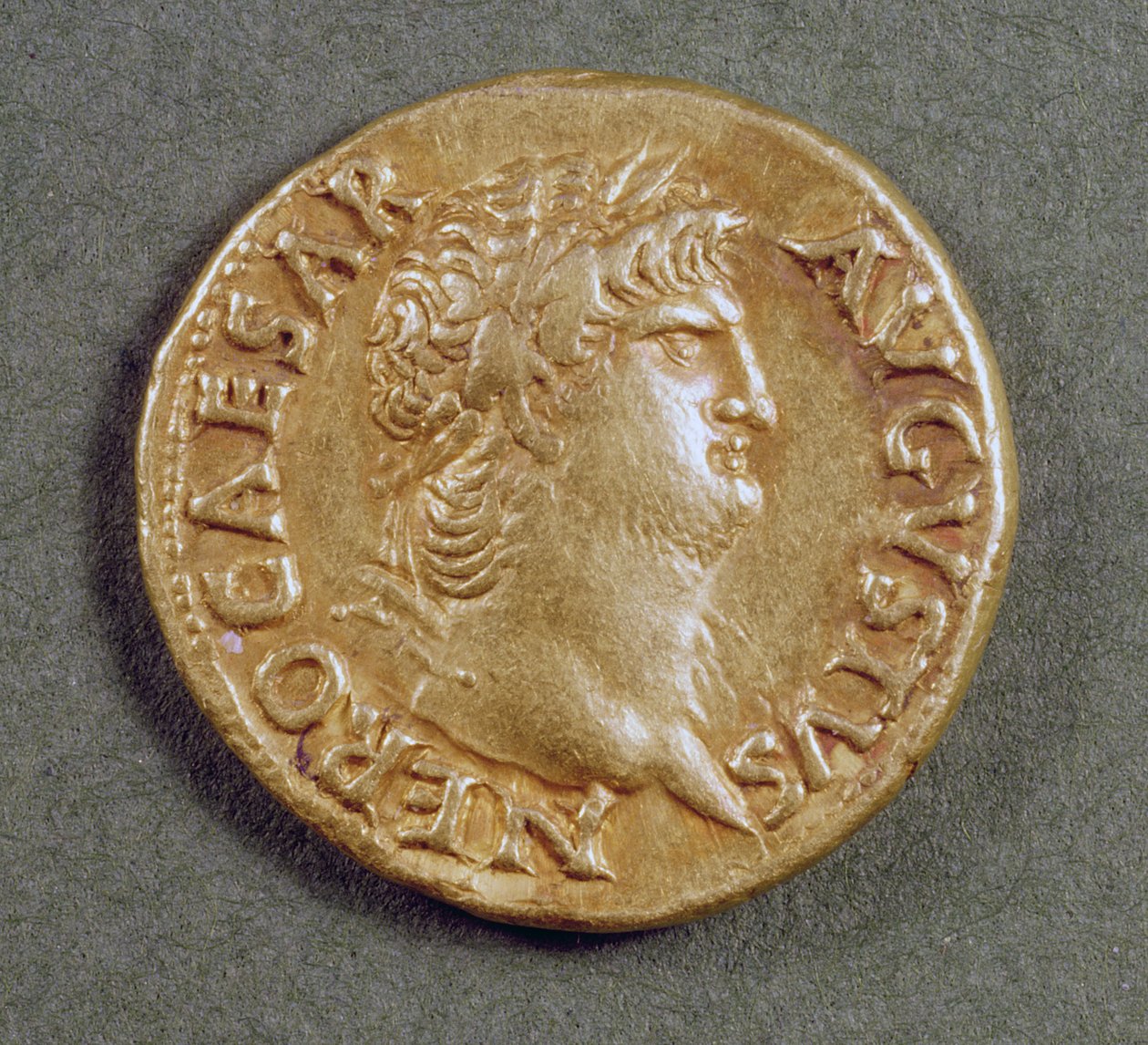 月桂冠を身に着けているネロ（AD 54-AD 68）のアウレウス（表）。碑文：NERO CAESAR AVGVSTVS（ゴールド） 作： 小説