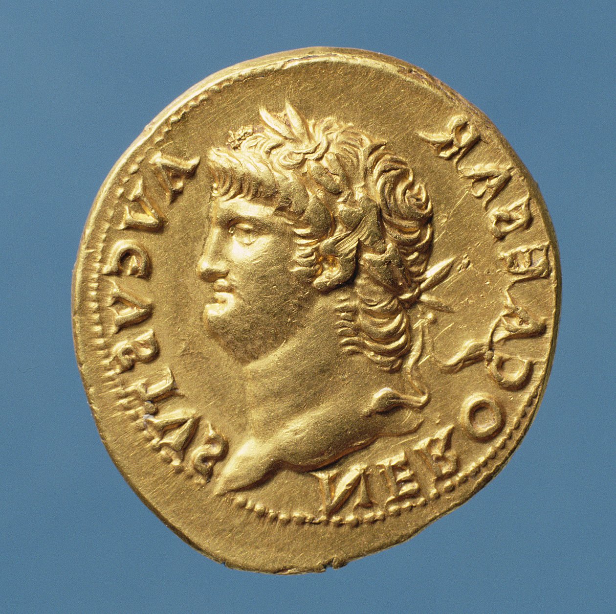 月桂樹のリースを身に着けているネロ（AD 54-AD 68）のアウレウス（表）。碑文：NERO CAESAR AVGVSVS 作： 小説
