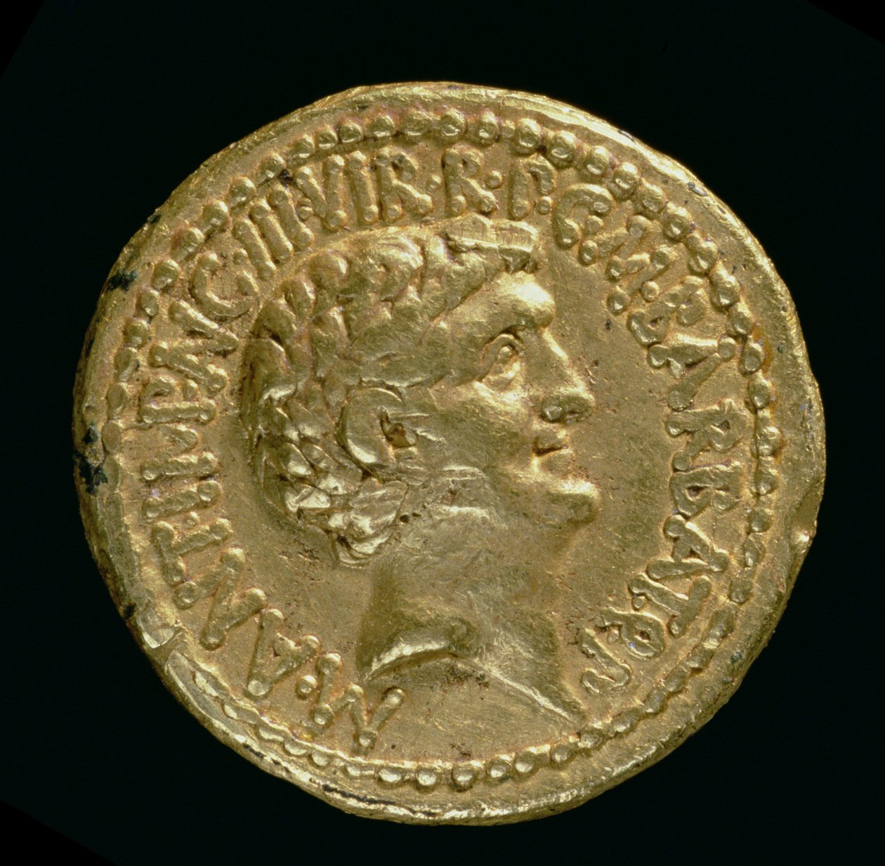 マーカス・アントニウス（8281 BC-30 BC）の裸の頭を持つアウレウス（表）碑文：M ANT IMP AVG III VIR RPCM BARBAT QP（逆119140） 作： 小説