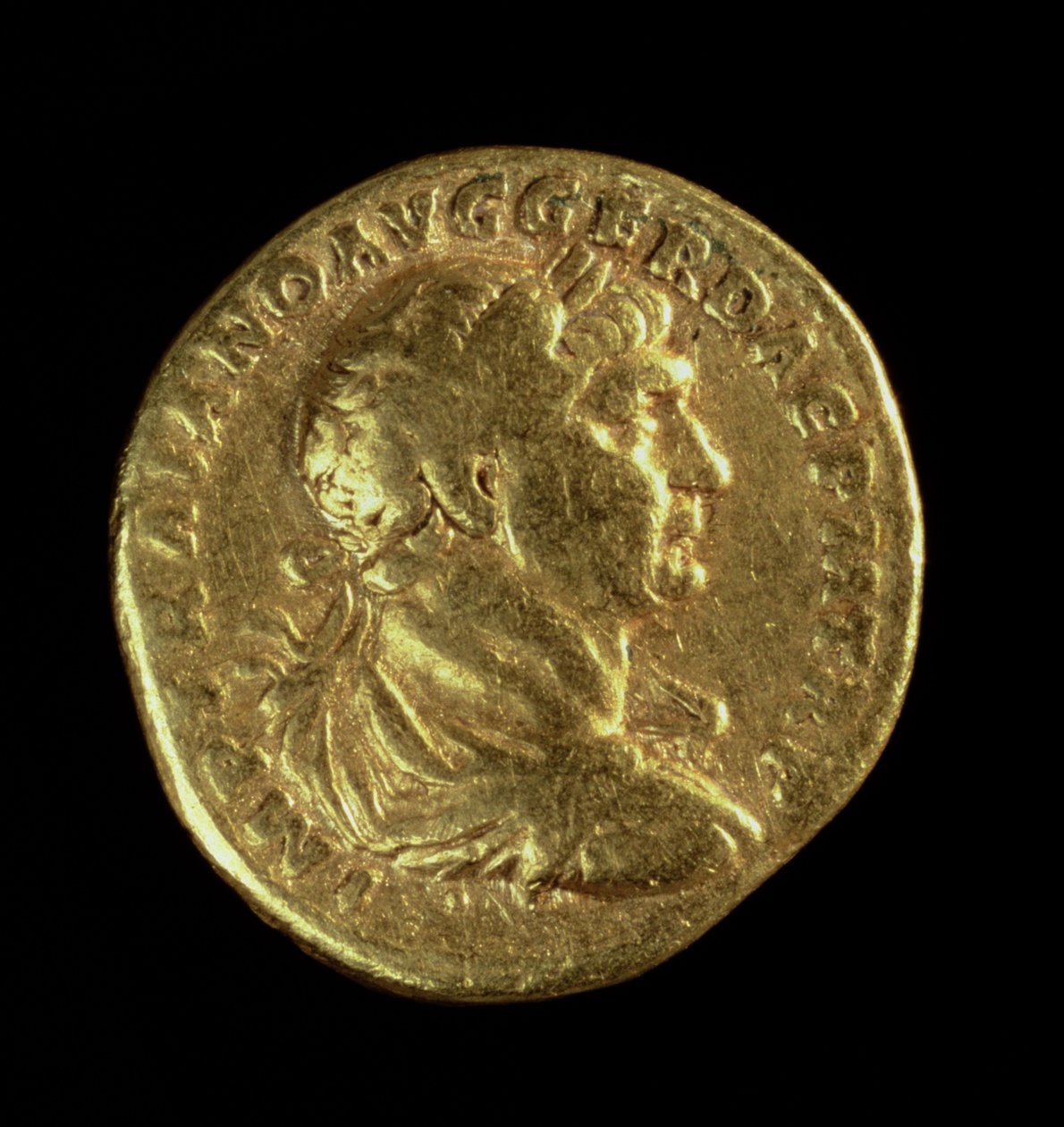 月桂樹のリース（金）を身に着けているトラヤヌス（AD 98-AD 117）のドレープされたバストを備えたアウレウス（表） 作： 小説
