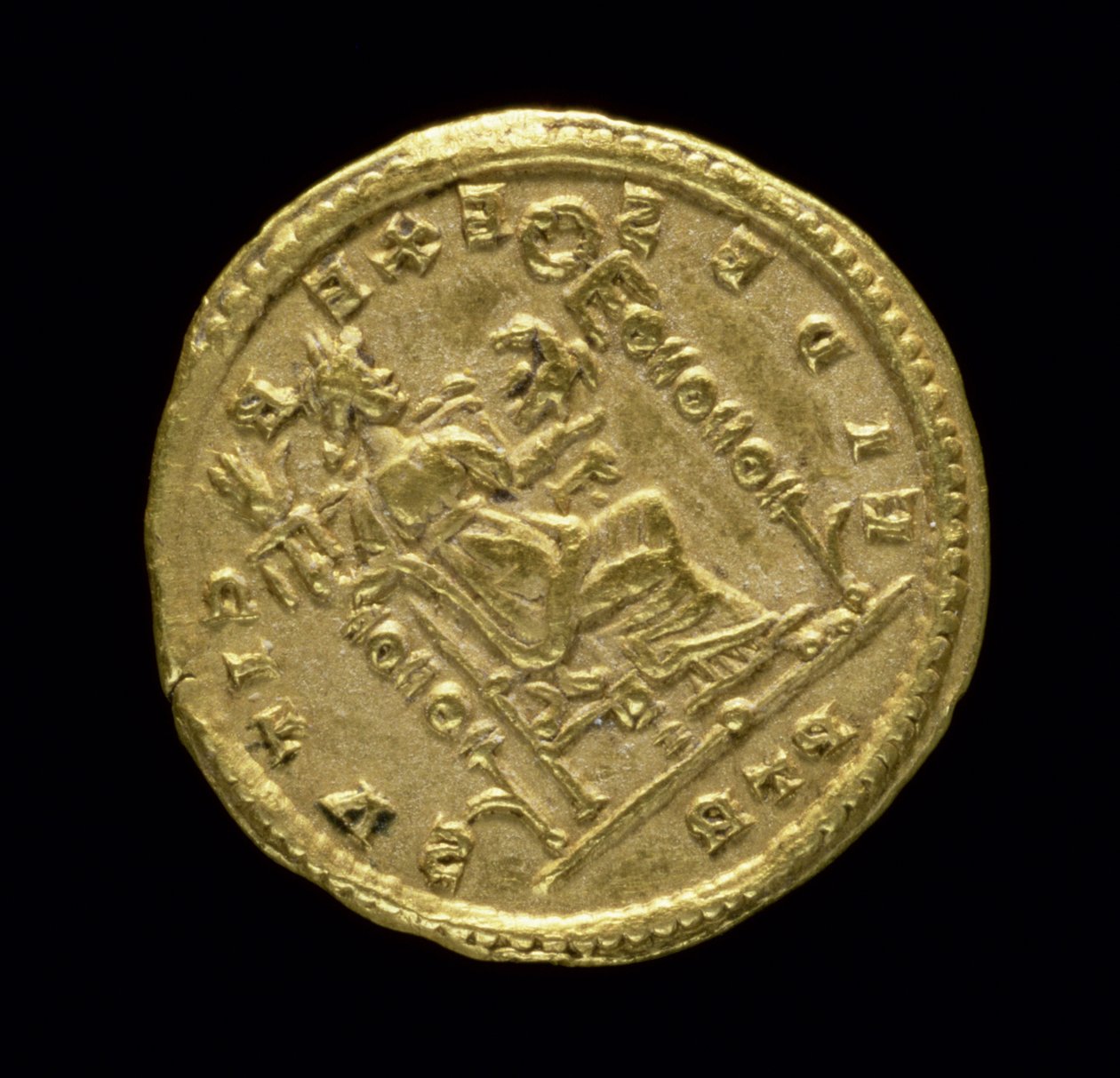コンスタンティヌス1世大帝（AD 306-337）の金色の固相線（逆）。碑文：FIDES EXERCITVS。トリーアで造られた 作： 小説
