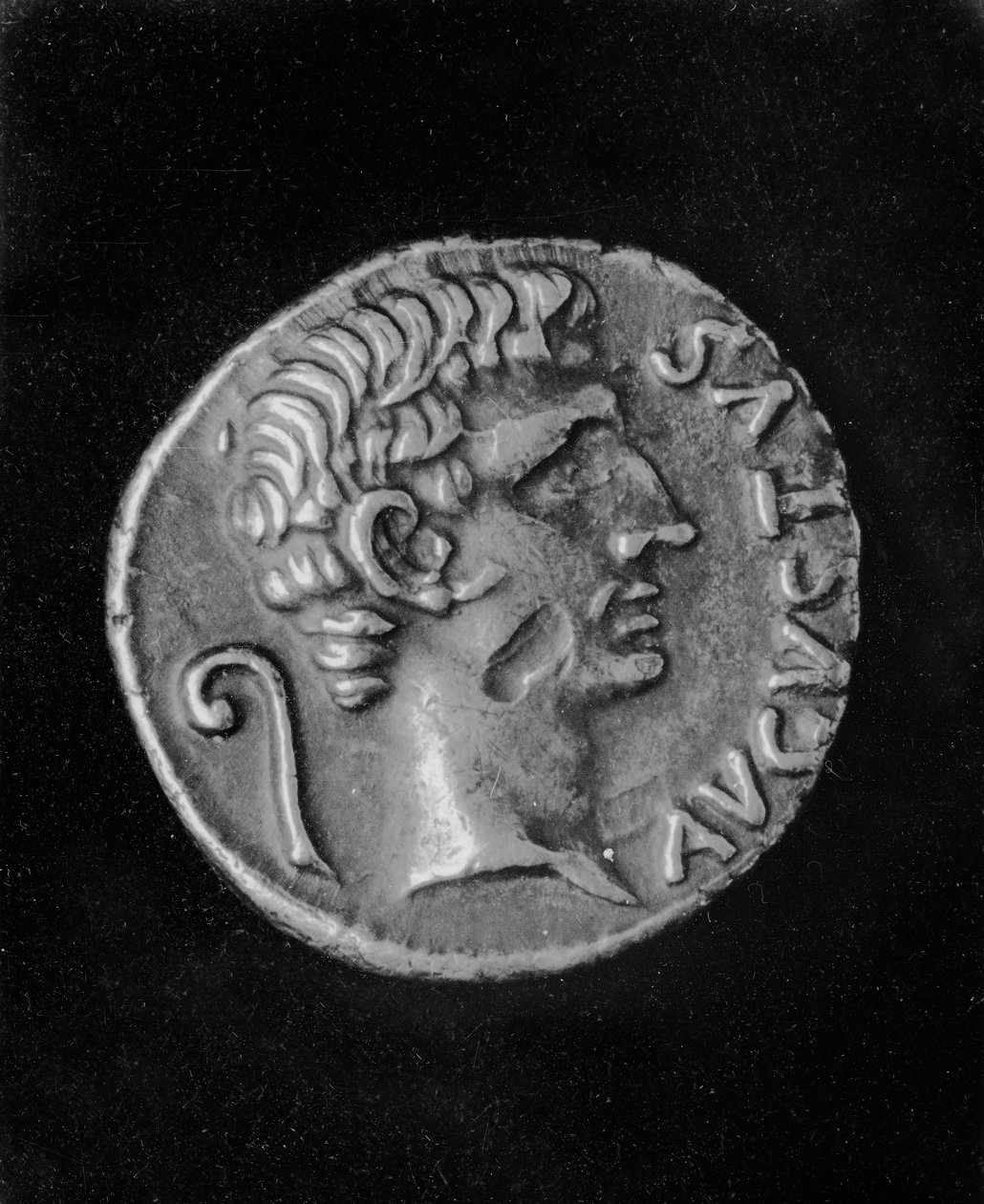 アウグストゥス帝の肖像（63BC-14AD）、アウグストゥスの娘（金属）ジュリア（39BC-14AD）のコインの裏側 作： 小説