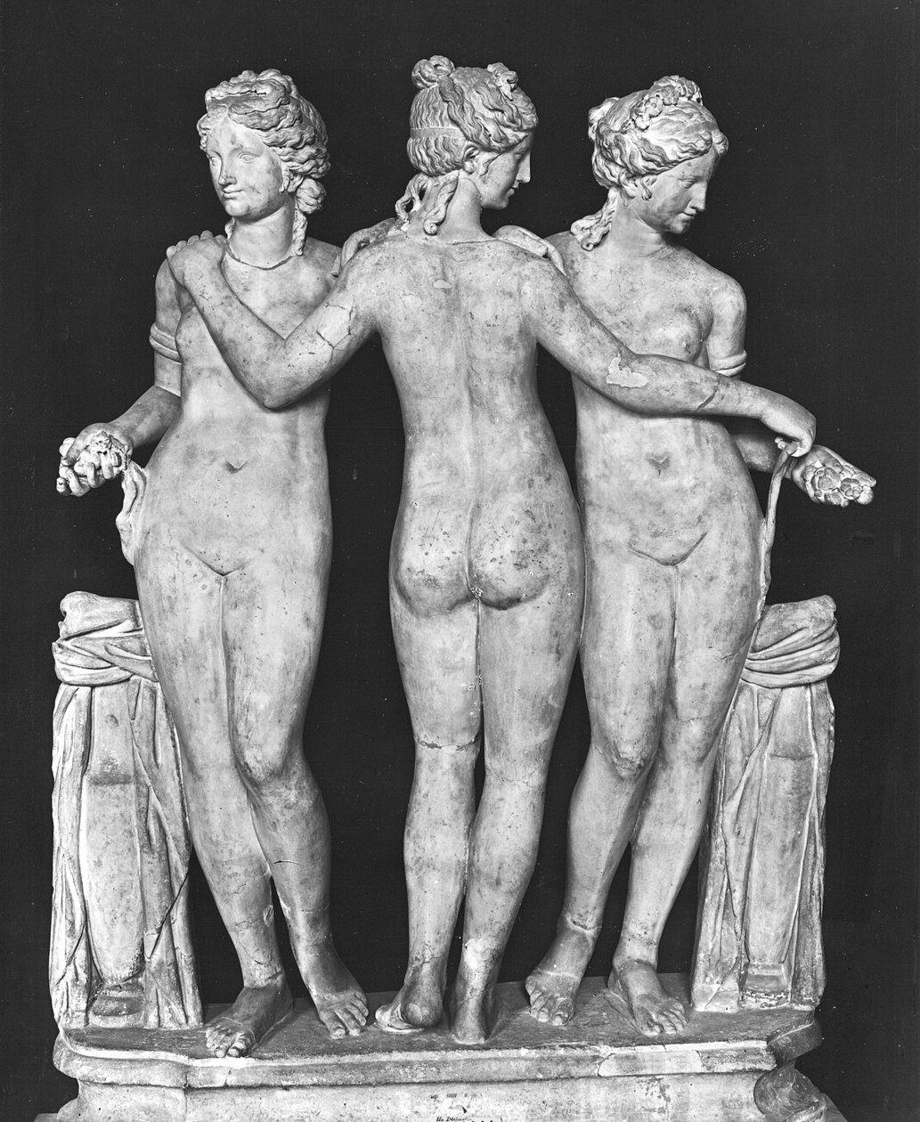 三美神、紀元前2世紀のギリシャ語の原本のコピー（大理石）（191014および191015を参照） 作： 小説