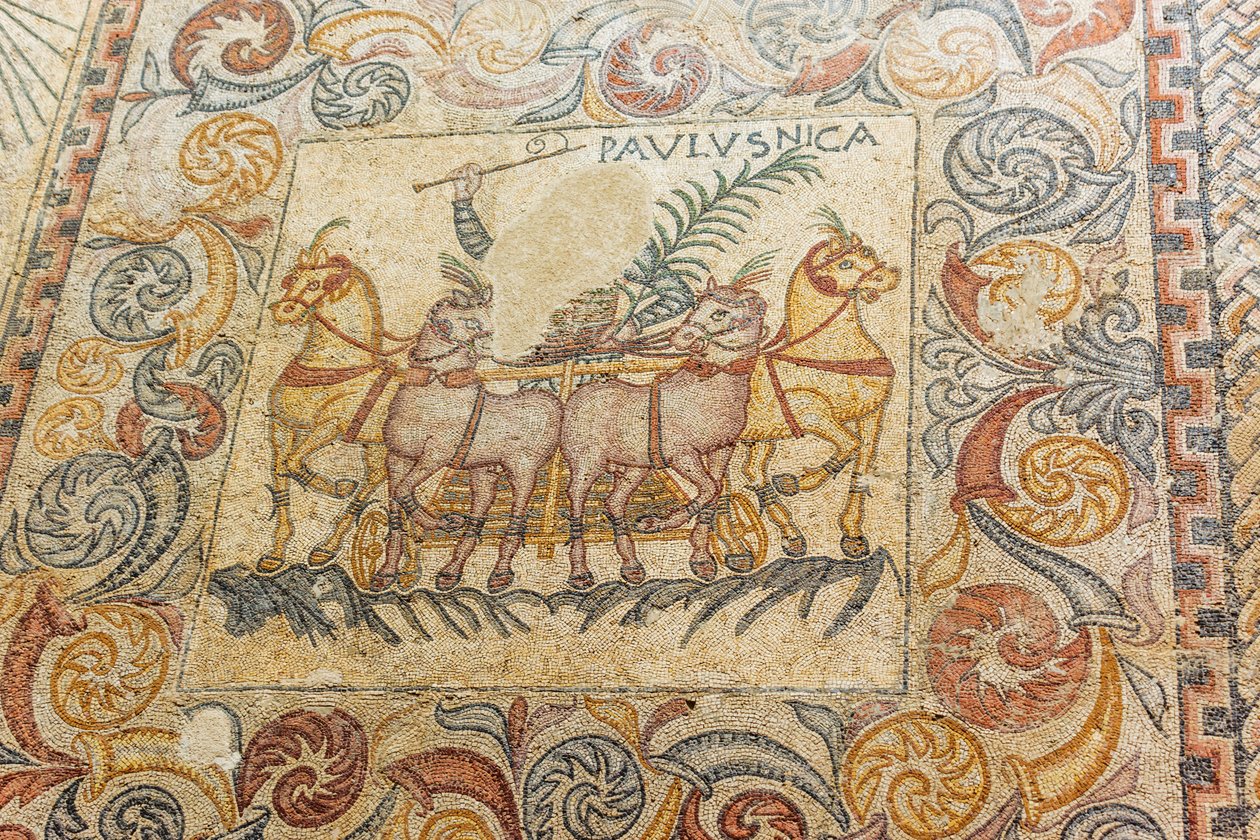 4頭の馬を運転する馬車を描いたモザイク画 作： ローマンローマン