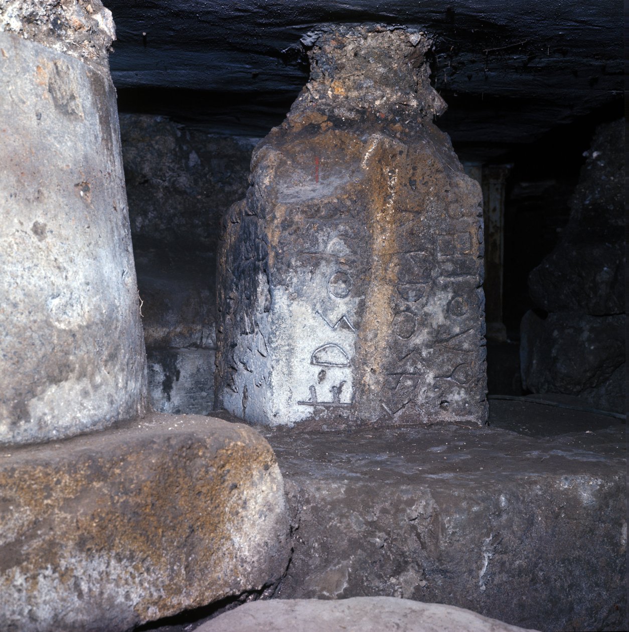 古代ローマ、アルカイック時代：ローマ広場のラピス・ニガー（黒い石）の下に建てられた神殿で、ラテン語で書かれた最古の碑文の一つがある。紀元前6世紀 イタリア 作： 小説