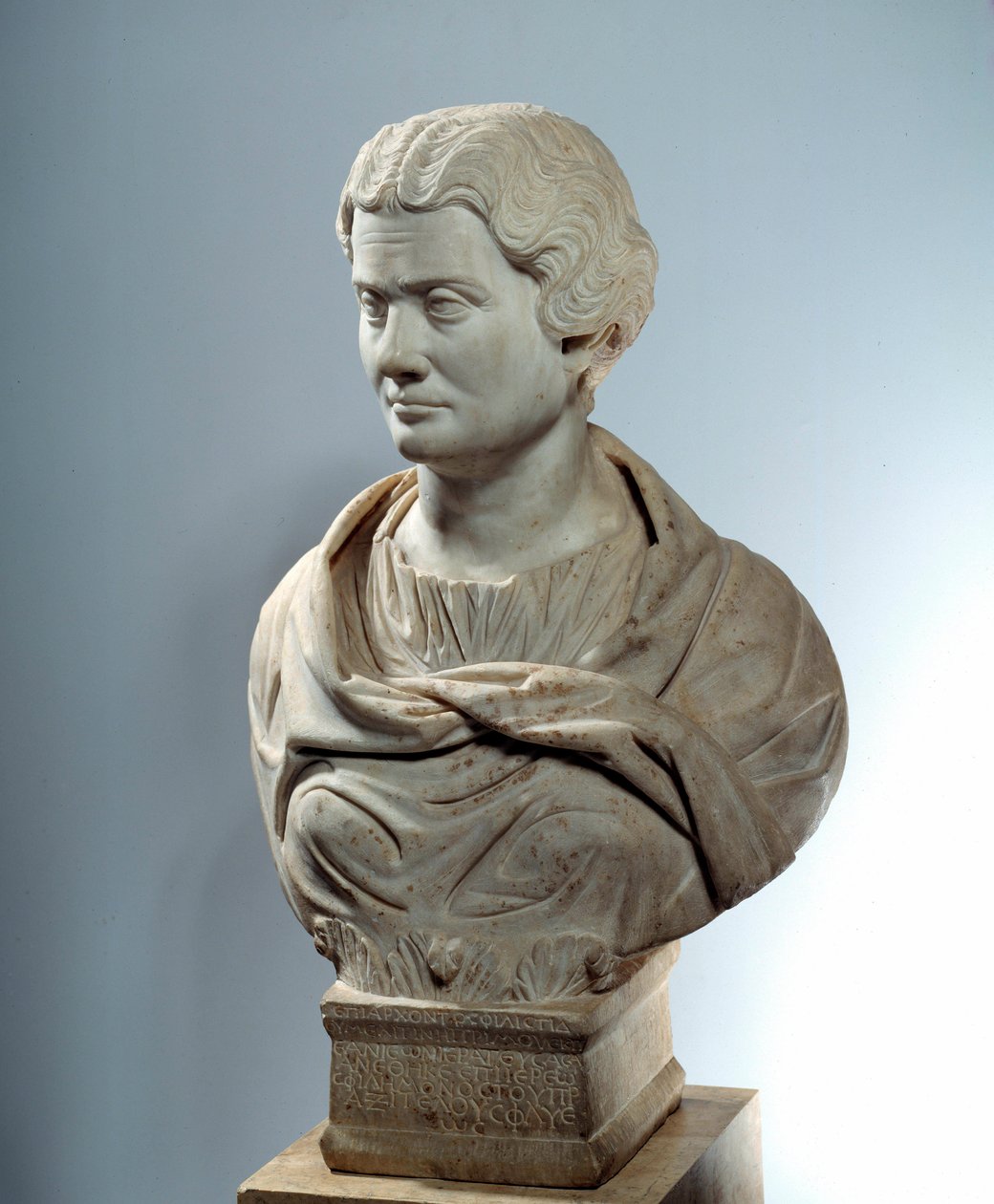 古代ローマのアート。神々の母のパイレーツへのプレトレス、メリティーヌの胸像。162年頃の彫刻。パリ、ルーヴル美術館 作： 小説