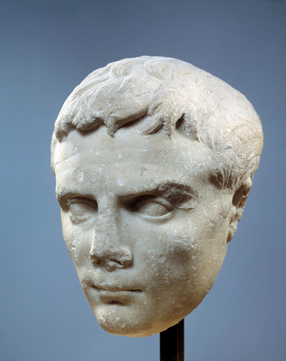 古代ローマのアート。アウグストゥスの顔（オクタヴィアヌスまたはオクタヴィアン、紀元前63年から紀元後14年。ローマの初代皇帝。紀元前27年から20年の間にコスで発見された彫刻）。)パリ、ルーヴル美術館（Musee Du Louvre 作： 小説