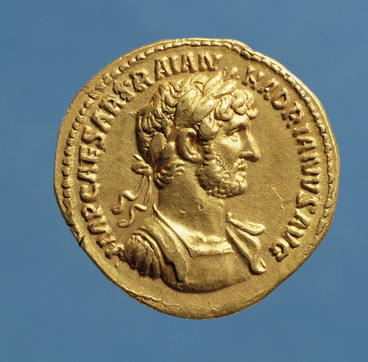 ハドリアヌス帝（AD 117-AD 138）のアウレウス（表側）は、月桂樹の花輪をかぶって、覆い隠し、覆いをしました。 （ゴールド）碑文：IMP CAESAR TRAIAN HADIANVS AVG 作： 小説