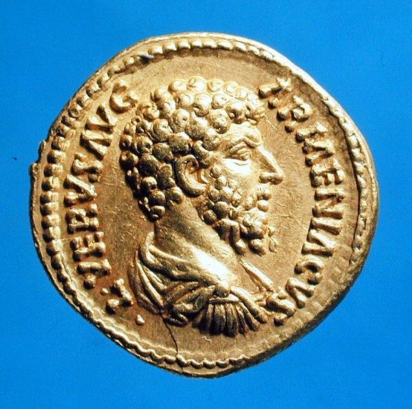 アウレウス（obverse）は、ルシウス・ヴェルス（AD 161-AD 169）の胸像がドレープとクイラッスをしている。(金)碑文。L VERVS AVG ARMENACVS 作： 小説