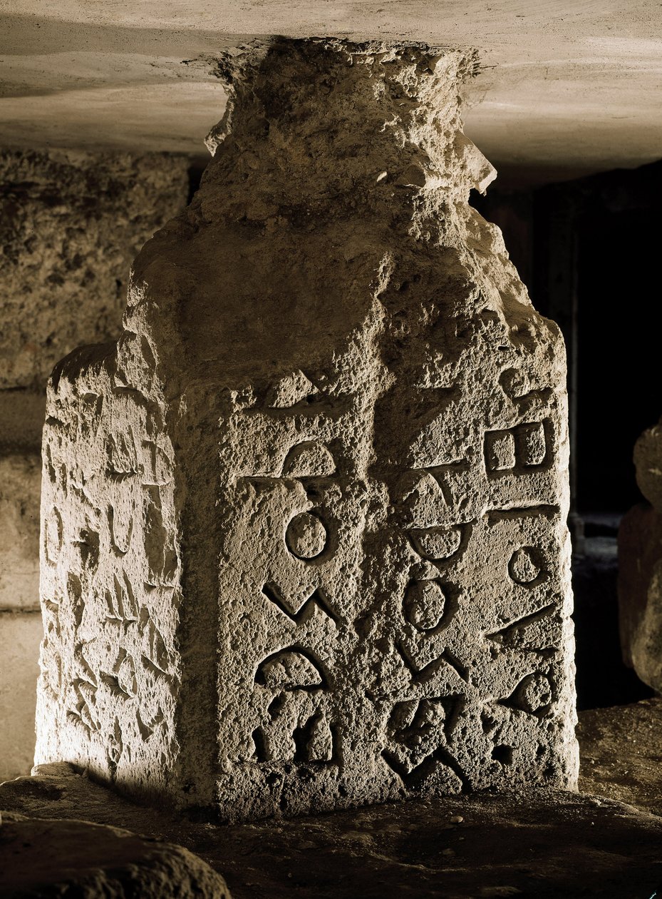 Grenzstein des Römischen Forums (Foro Romano) gefunden unter dem Bogen von Septimius Severus. Eingravierte Inschrift in Latein. 6. Jahrhundert v. Chr. von Roman