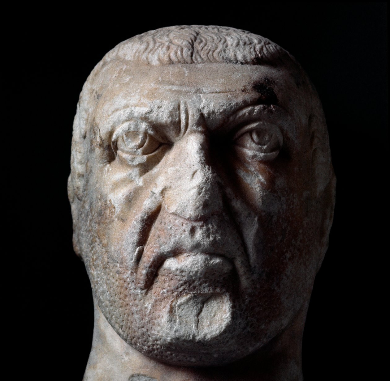 284年から305年までローマ皇帝を務めたディオクレティアヌス（Gaius Aurelius Valerius Diocletianus, 245-316）の胸像。大理石彫刻。キエーティ、アルケオロジー博物館 作： 小説