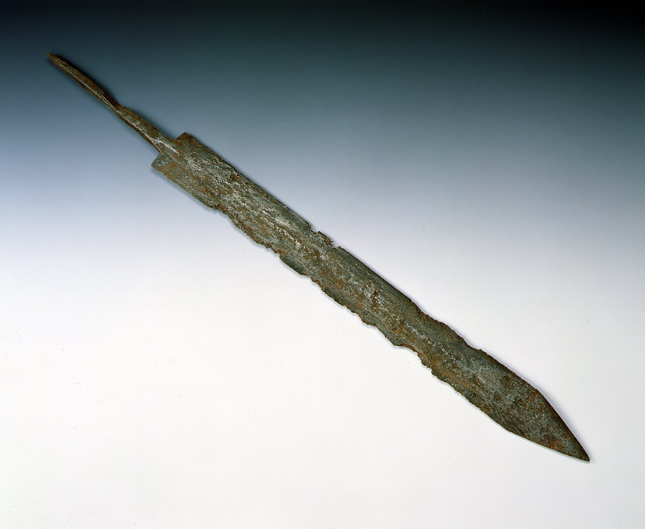メルローズ、ニューステッドのローマ遺跡から出土したグラディウスの軍刀（ブロンズ）、AD80-100 作： 小説