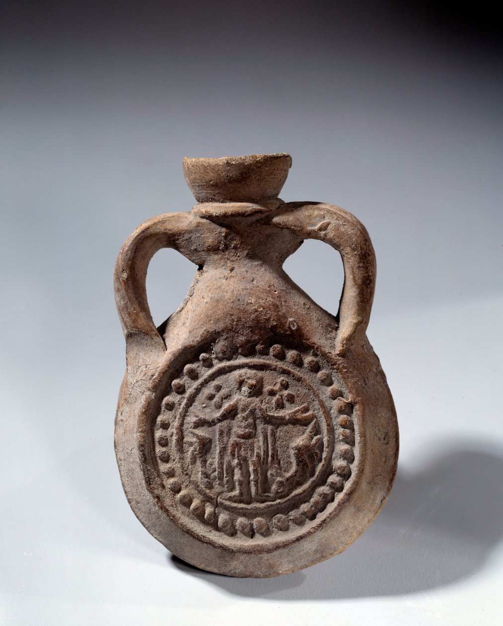 ローマ時代のアート。聖人を表す足の付いたテラコッタ製の弔い用球根。紀元後4世紀。パリ、ルーブル美術館 作： 小説